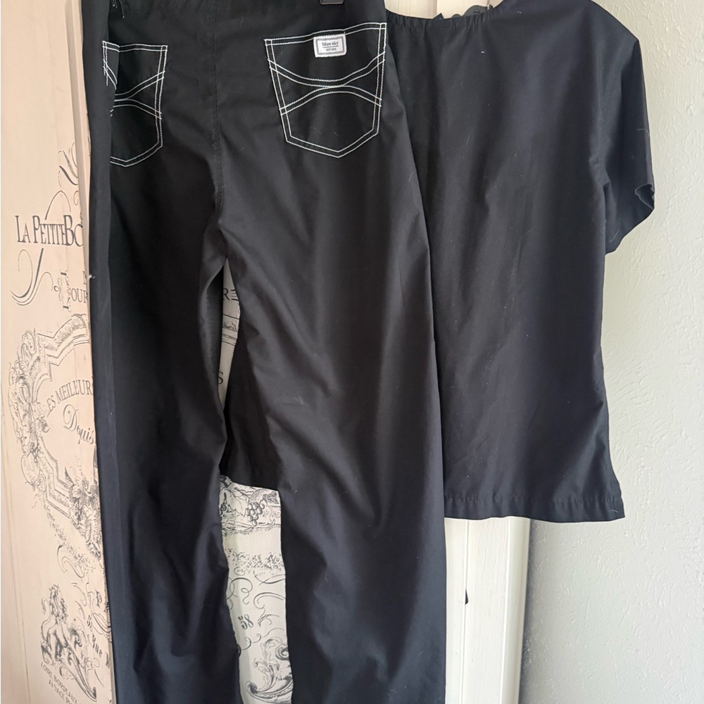 Very Gently Preowned Blue Sky Shelby Black/White Skinny Scrub Set - Picture 9 of 14